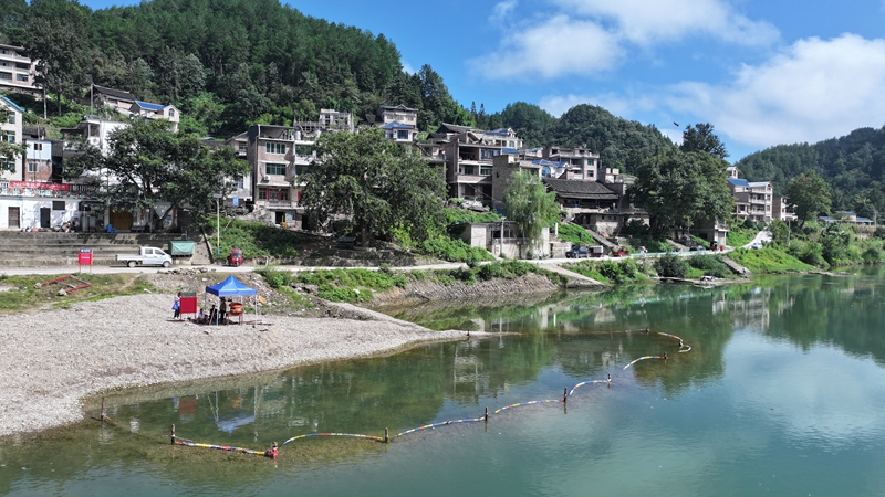 施秉縣雙井鎮工作人員在銅鼓村親水區值守。