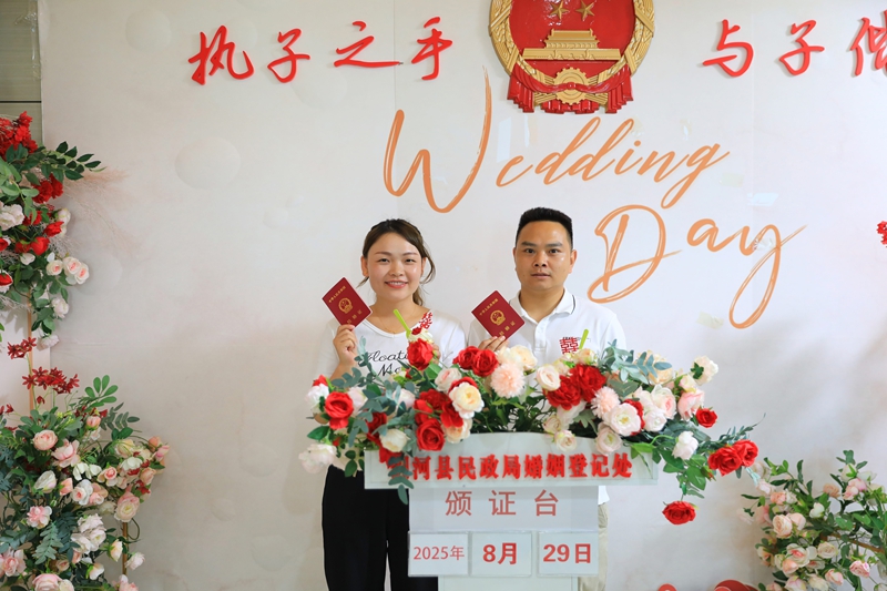 剛領完證的新人正在拍照留念。 聶晶梅攝