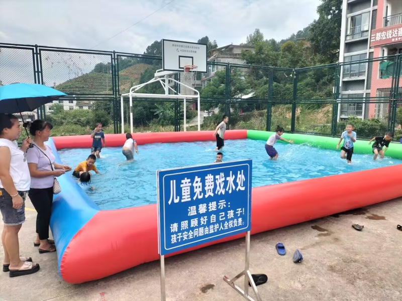 孩子們在水中嬉戲玩耍。