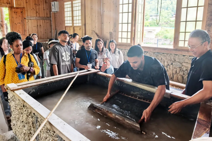 學習體驗古法造紙。