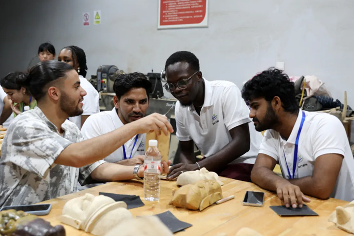 學習體驗木雕。