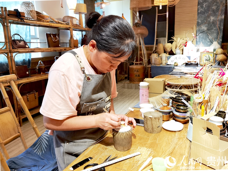 工作中的賈洪英。人民網記者 王秀芳攝