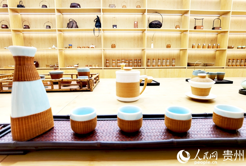 展示中心里，琳瑯滿目的竹編作品令人目不暇接。人民網記者 王秀芳攝