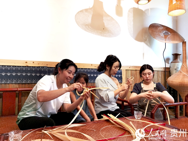 竹編愛好者正在體驗竹編工藝。人民網記者 王秀芳攝
