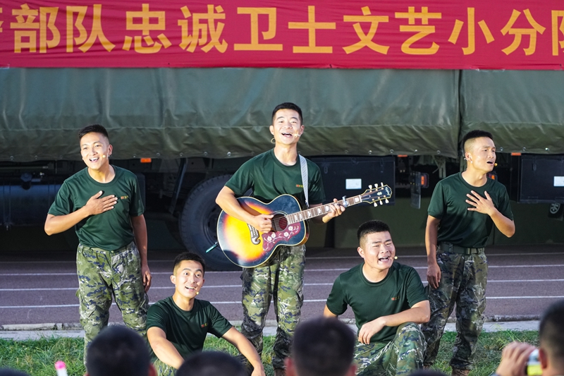 武警部隊忠誠衛士文藝小分隊表演現場。牟泉宇攝