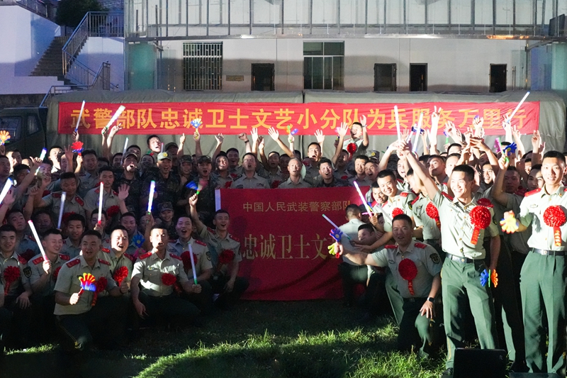 合影留念。牟泉宇攝