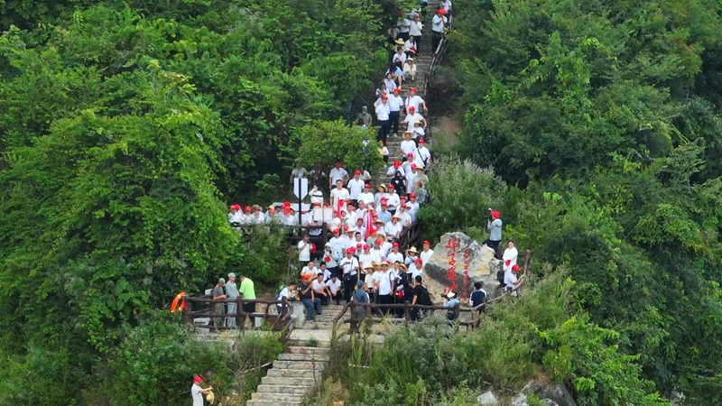 研學人員在中央紅軍南渡烏江梯子巖渡口聆聽歷史。彭垚 攝.jpg
