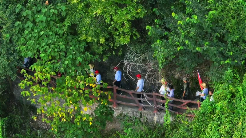 研學人員正在經過崎嶇的紅軍步道。黃源匯 攝.jpg