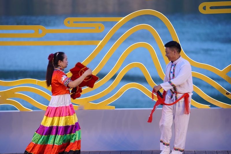 精彩的花燈戲。楊洋 攝.jpg