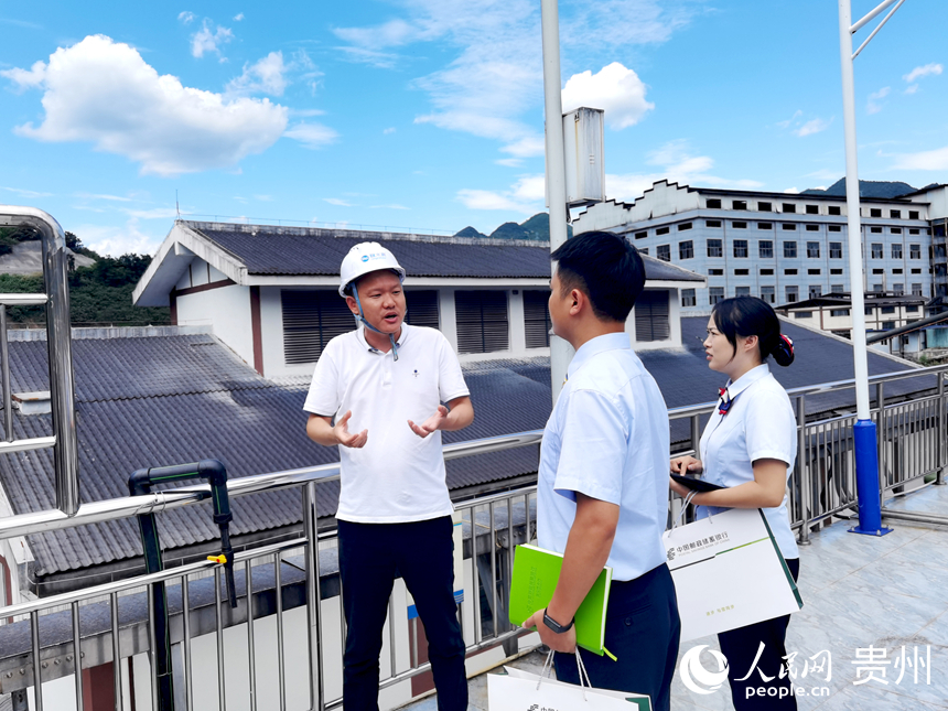 郵儲銀行遵義市分行工作人員走訪蘭家灣白酒廢水處理廠。人民網記者 王秀芳攝