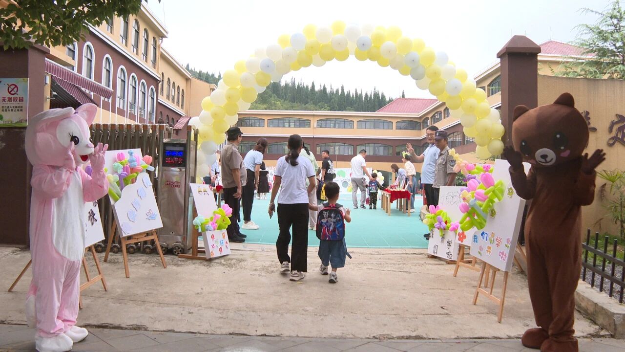 縣第五幼兒園,處處洋溢著喜慶的氛圍,彩色氣球被裝扮在學校大門口。