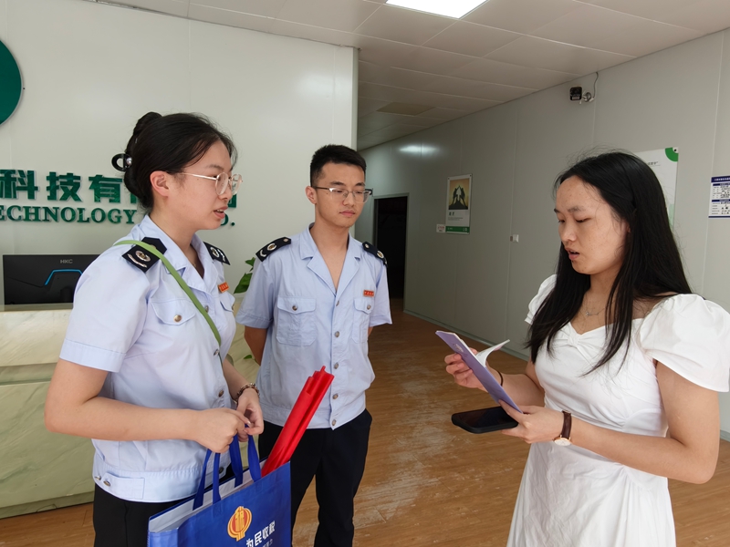 稅務(wù)人員為企業(yè)送上專(zhuān)屬稅惠禮包。