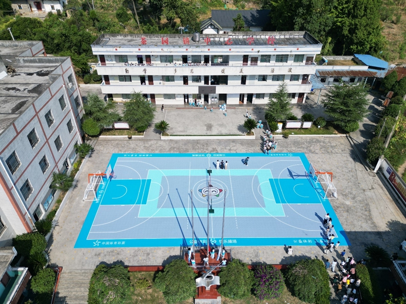 由貴州省“公益體彩 快樂操場”公益項目支持打造的多功能懸浮拼裝球場。.jpg