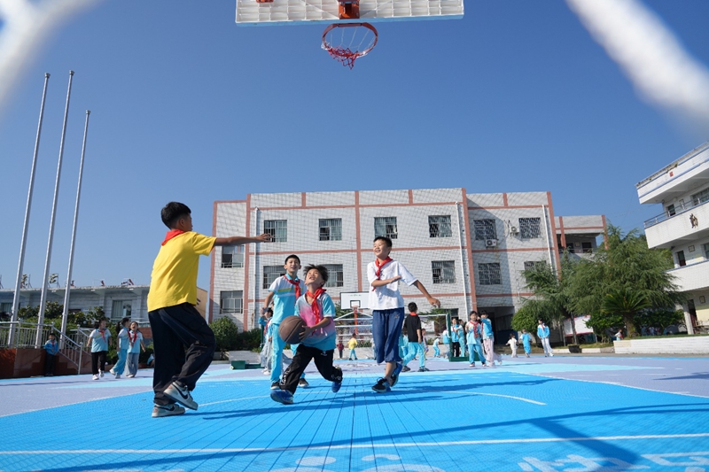 由貴州省“公益體彩 快樂操場”公益項目支持打造的多功能懸浮拼裝球場.jpg