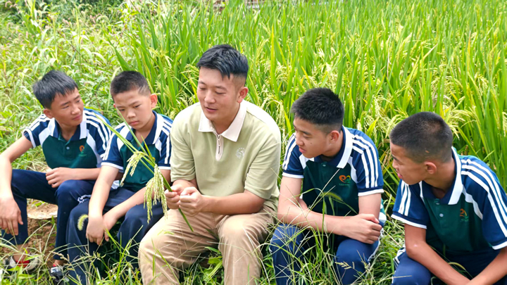 開學第一課把課堂“搬”到田園。