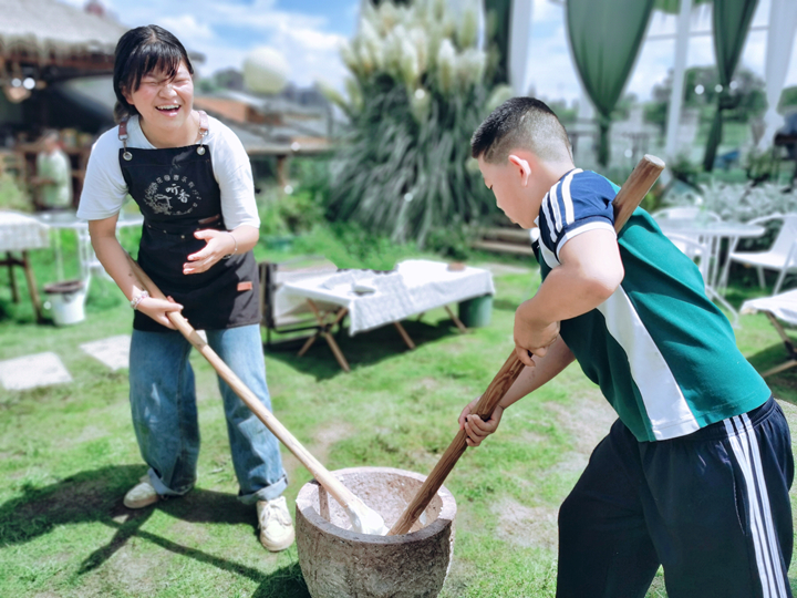 開學第一課把課堂“搬”到田園。
