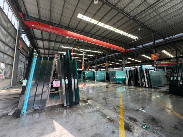 企業玻璃加工現場。