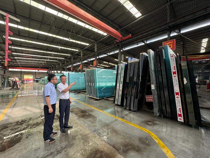 客戶經理實地了解企業情況。