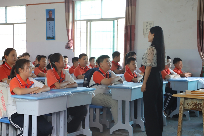 在金沙縣第四小學,老師正通過主題班會給學生們講解安全教育和法治教育。 彭垚 攝.jpg