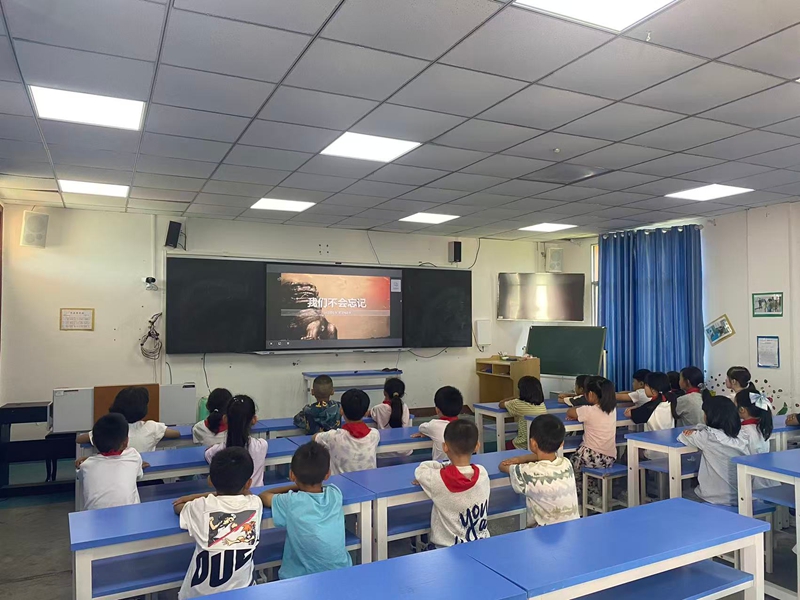 在金沙縣五龍街道中心學校,師生們共同觀看《書燈不滅 獨照復興》。金莎 攝.jpg