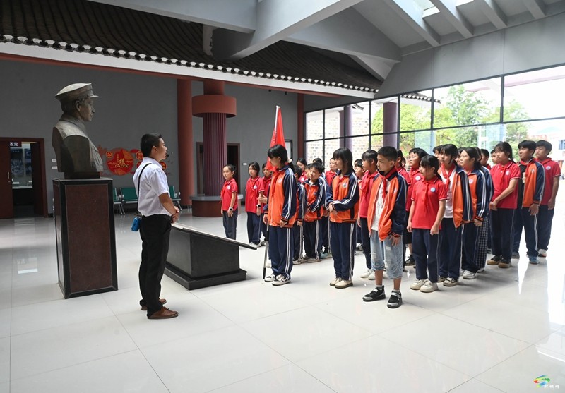 盤信鎮民族完小:愛國主義教育成為“開學第一課”。