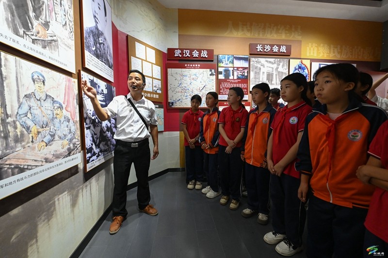 盤信鎮民族完小:愛國主義教育成為“開學第一課”。