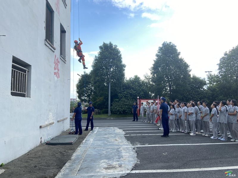 松桃消防開展開學第一課 消防“零距離”活動。