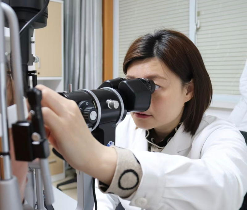 醫(yī)生在給患者做檢查。