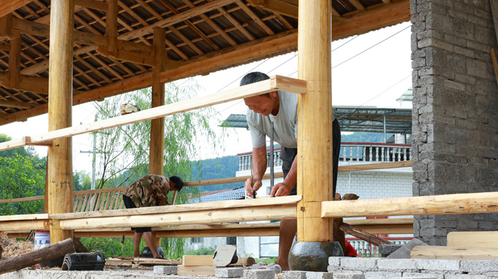 黃道鄉白屋場村村民羅世忠自發參與文化長廊修建。