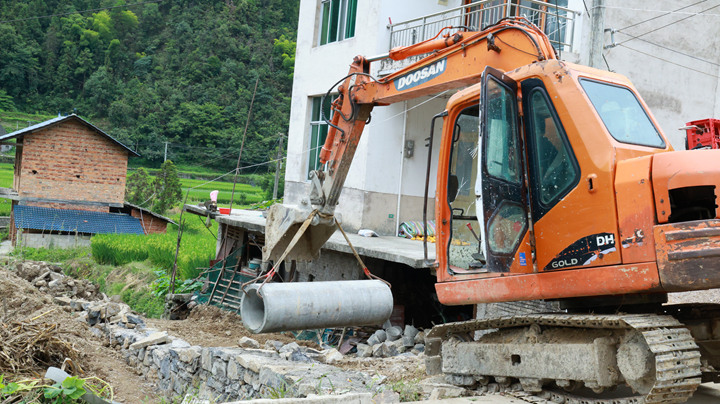 黃道鄉白屋場村道路施工現場。