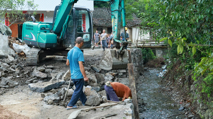 黃道鄉白屋場村道路施工現場。