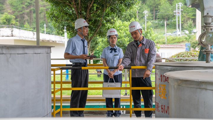 郵儲銀行工作人員進企業(yè)走訪調研。