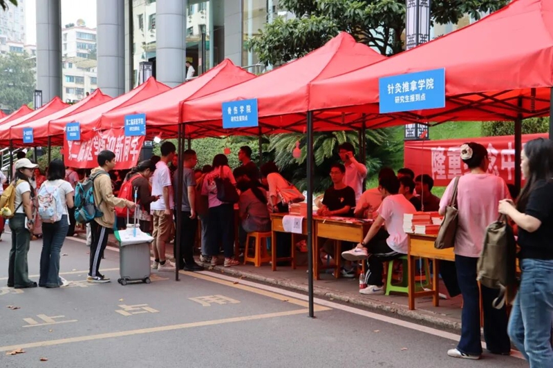 迎新現(xiàn)場。