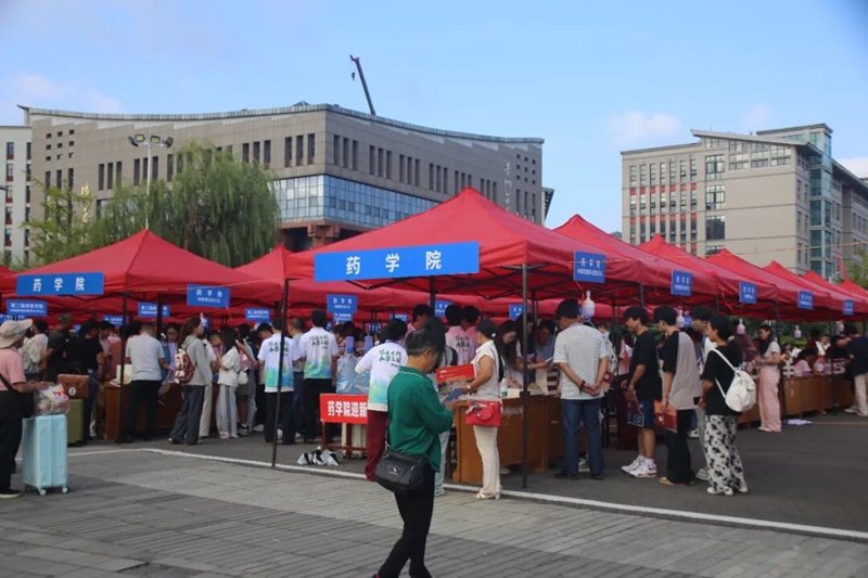 迎新現(xiàn)場。