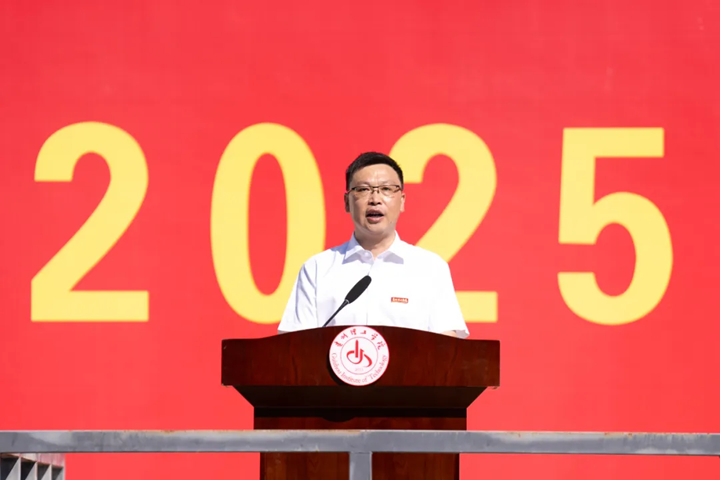 黨委書記肖建宗為新生講授開學第一課。