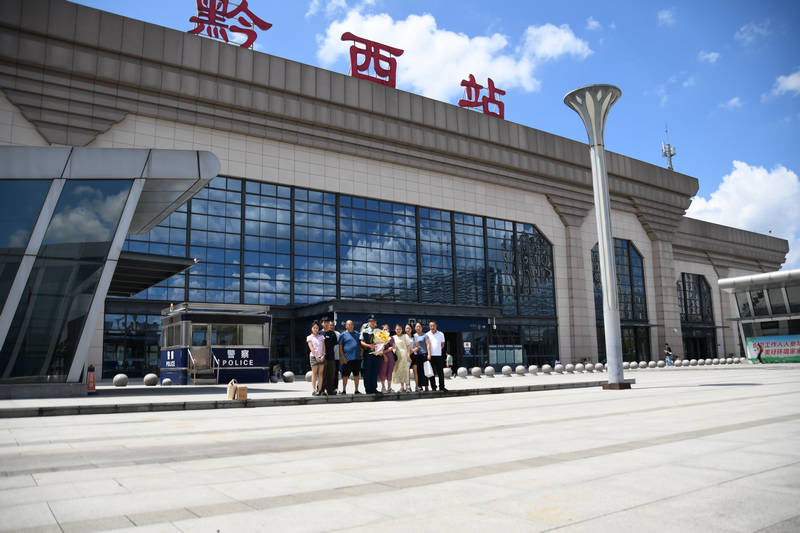 nEO_IMG_文峰街道退役軍人負責人楊青(右四)與退役軍人張代豪及家屬合影。