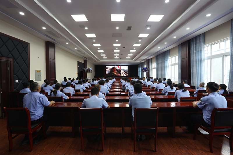 2025年9月3日,紀念中國人民抗日戰爭暨世界反法西斯戰爭勝利80周年閱兵式在北京天安門廣場隆重舉行。雷山縣公安局組織機關、支部代表90余名民輔警集中在會議室,一同觀看了閱兵式直播。楊正道攝