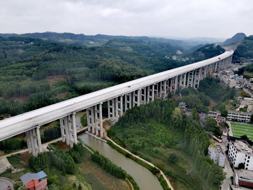 貴安擴容項目十二標段樂平特大橋。