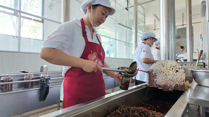 工人正在灌裝辣椒。