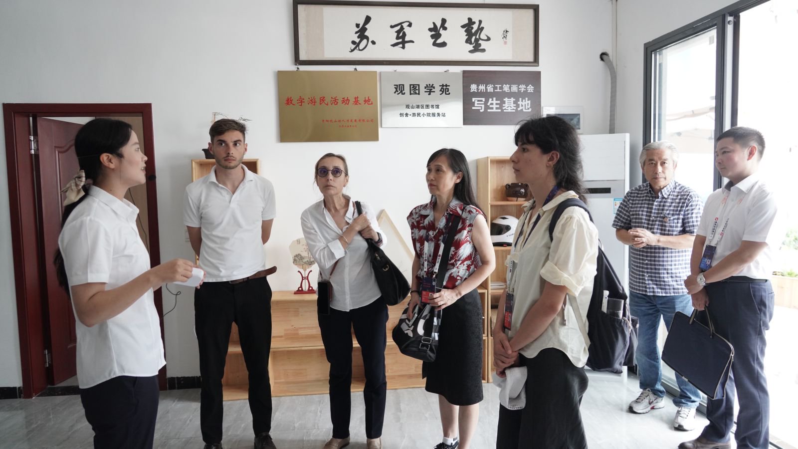 嘉賓們參觀小蘭山數字文化產業生態村落。