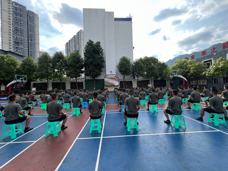 在金沙縣人武部的訓練場上,參加役前教育的應征青年們正襟危坐,觀看閱兵。曾加錄攝