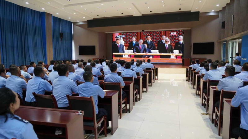 在金沙縣公安局會議室內,民警們整齊端坐,觀看閱兵直播。 王方攝