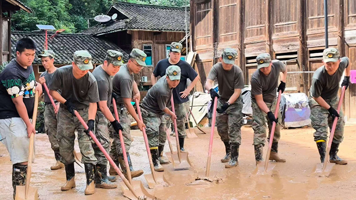 民兵深入災區開展搶險救災。