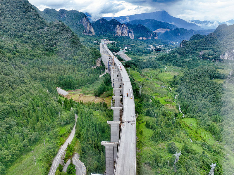 安盤高速畫廊特大橋實現左幅貫通。