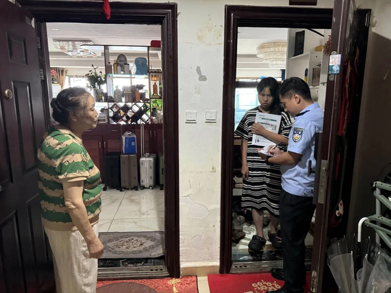 社區民警進家入戶了解情況。南明公安供圖