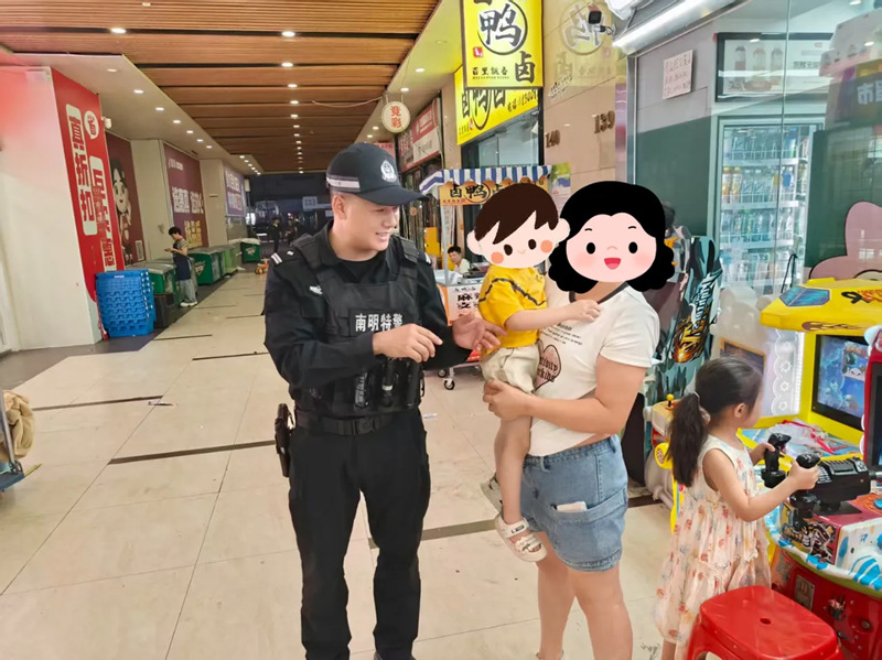 快反點民警幫助群眾解決困難。南明公安供圖