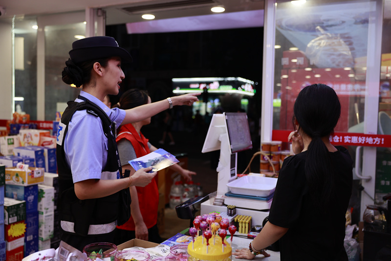 民警到轄區商戶安全提示。石海歡攝