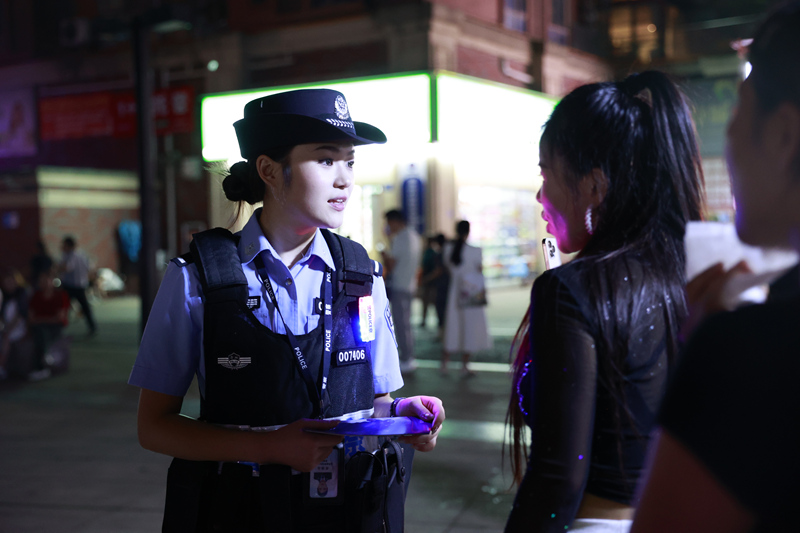 民警處理群眾求助。石海歡攝