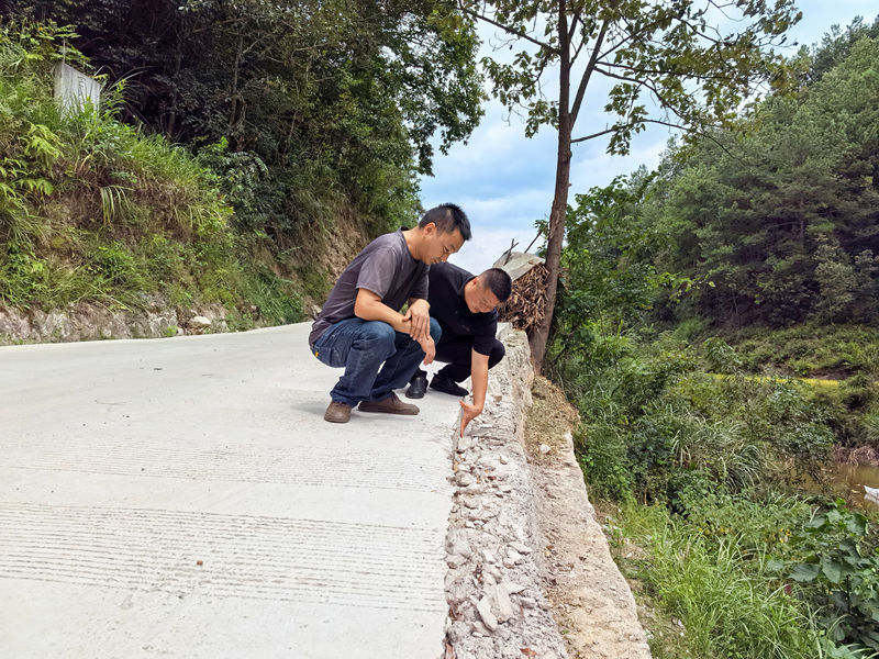 白沙鎮工作人員查看道路隱患點維護情況。