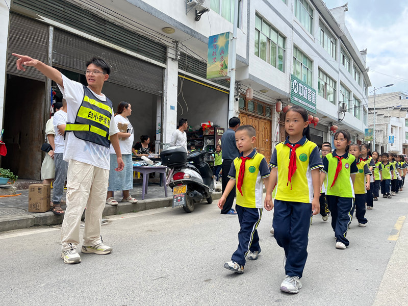 白沙“護學崗” 有序引導學生放學。